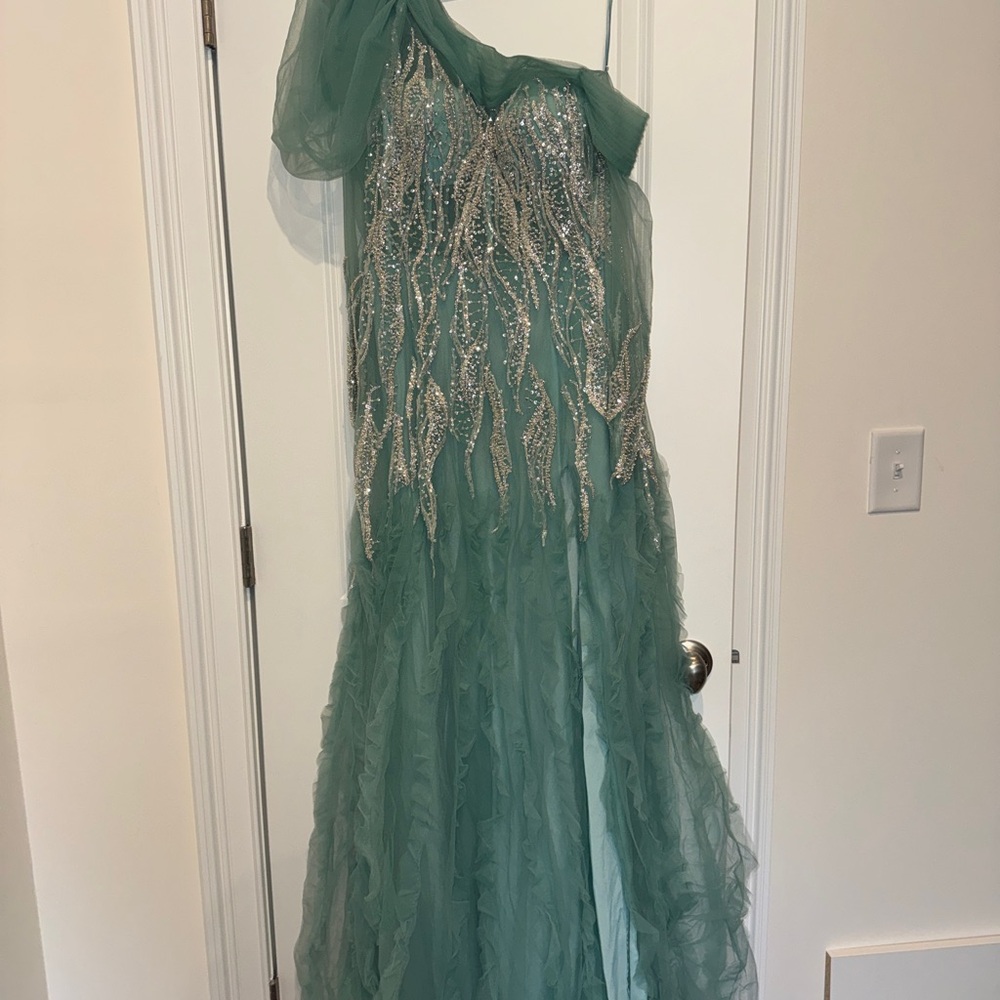 Elegant Green One-Shoulder Prom Dress